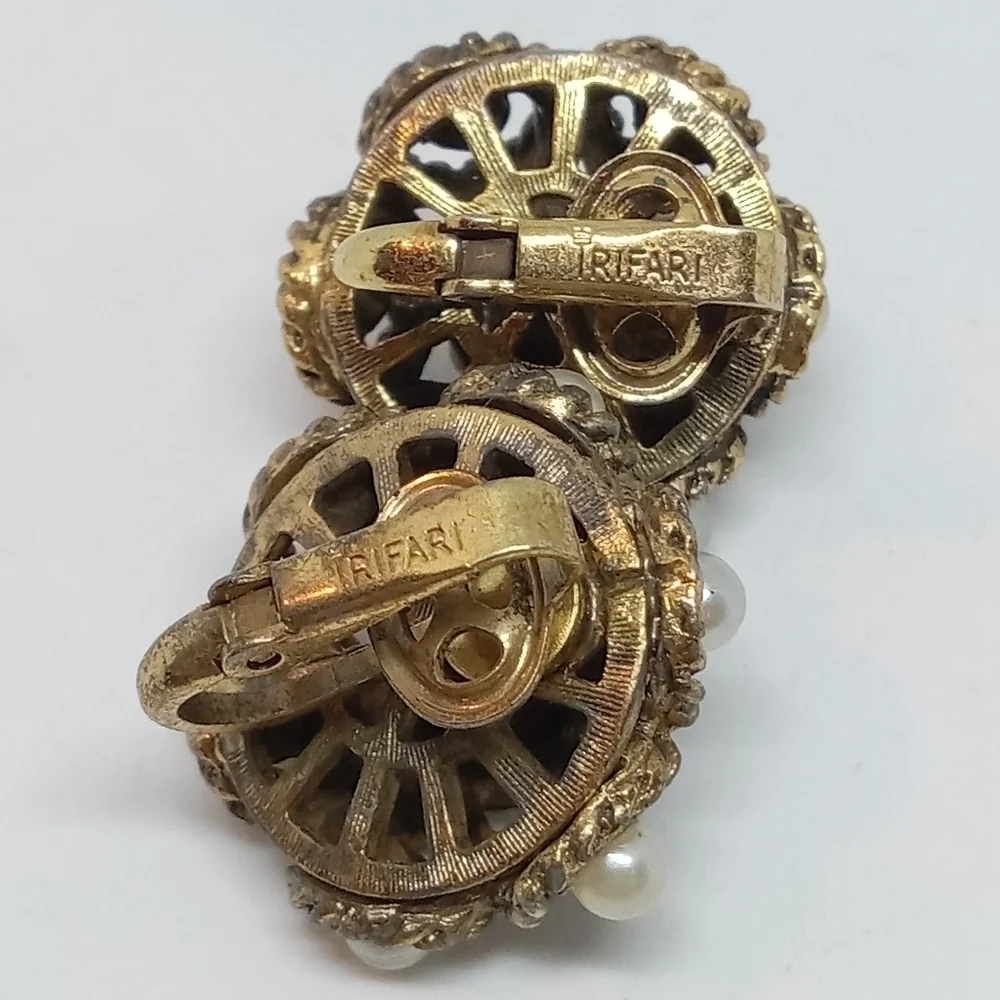* vintage Crown Trifari early gold tone faux 7 pearl round clip on earrings